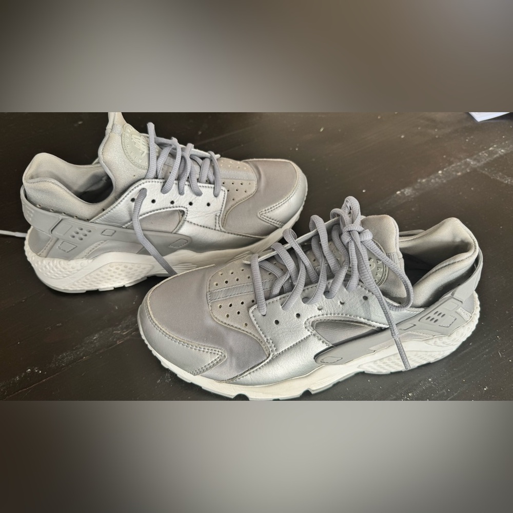 LIKE NEW Nike Air Huarache Gray Sneakers Women’s 8.5 - Picture 4 of 6